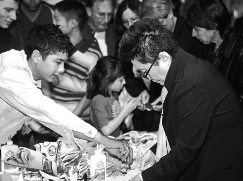  Yoko Ono (R) inaugurates her art installation “Mend Piece to the World” at the Carpenter Center for Visual Arts yesterday evening.