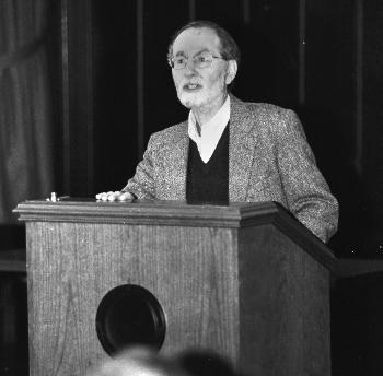 Human rights leader EDMUND HANAUER speaks to students yesterday at Harvard Divinity School about the Middle East.