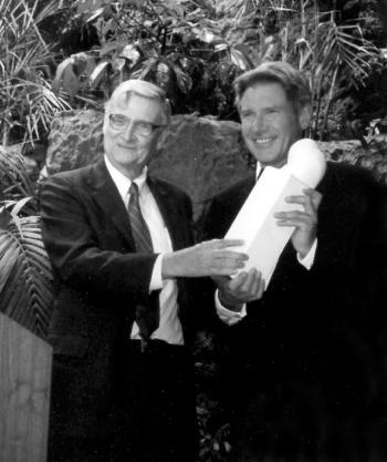 HARRISON FORD receives the 2002 Global Environment Citizen Award from Mellon Professor of the Sciences EDWARD O. WILSON at a ceremony held Monday.