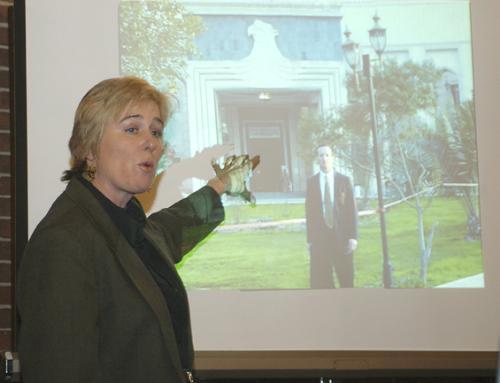 Dr. Elspeth C. Ritchie ’80 presents in Adams House a photo of Saddam Hussein’s palace in the “green zone,” an area in Bahgdad under U.S. control, in a talk last night about her recent trip to the Iraqi Medical Specialist Forum.