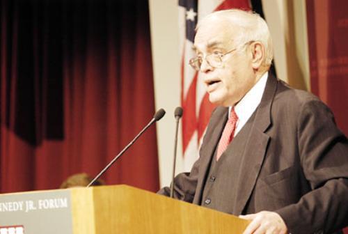 Newspaper columnist and television host Robert Novak speaks yesterday evening at the John F. Kennedy Jr. Forum at the Institute of Politics. Novak gave his views on the upcoming presidential race and the war in Iraq.