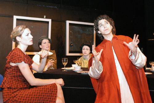 Marlene (Cassie L. Fliegel ’06) and Pope Joan (Emma Firestone ’05) dine.