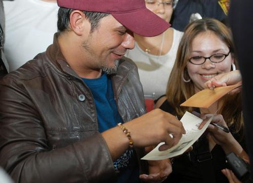 Spanish singer-songwriter Alejandro Sanz signs autographs for adoring female fans at the Graduate School of Education last evening.  Earlier this week, Sanz unexpectedly offered to speak and perform at Harvard for free. 