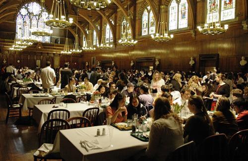 Seniors schmooze with friends from their first-year entryways at the Champagne Brunch in Annenberg Hall on May 5.
