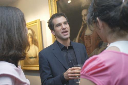 Seth Mnookin ’94 discusses his new book “Hard News” with Adriana T. Luciano ’05 and Elizabeth G. McCarthy ’05 during a reception held for him at the Quincy Masters’ residence.