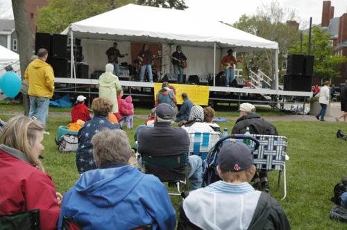 Members of the Cambridge community watch the Boston-based band, “The Loomers,” perform at Club Passim’s 47@47 Festival Saturday afternoon. The concert, held in Cambridge Common, celebrated Club Passim’s 47th anniversary.