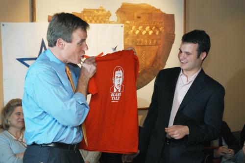 Harvard Dems head Eric Lesser ’06 gives a “Blame Yale” shirt bearing George Bush’s image to Virginia Gov. Mark Warner in Nov. 2005.