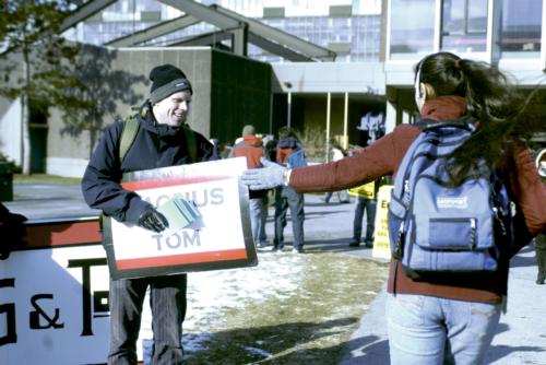 Undergraduate Council presidential candidate Magnus Grimeland ’07 fits
in some last-minute campaigning outside the Science Center yesterday.
Polls close in the race today at noon, and the winners are expected to
be announced tonight.
