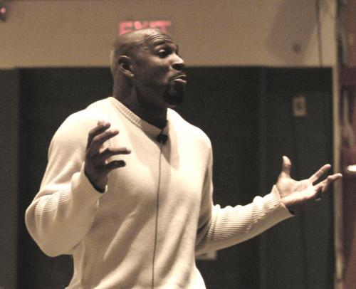 New England Patriots linebacker Don Davis spoke to a crowd of about 100
at the Science Center yesterday about his life and the role that
Christianity has played in his personal and professional lives.