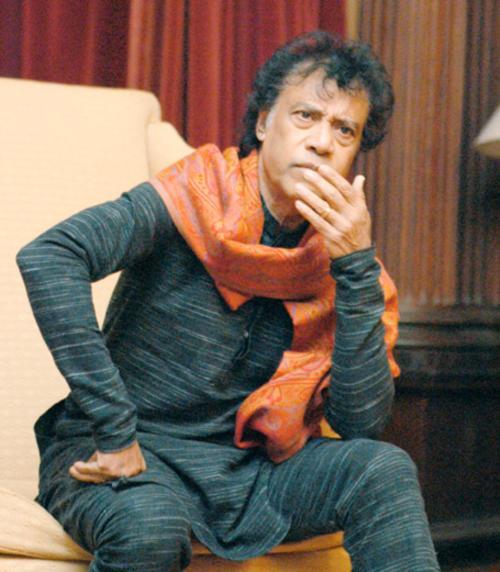 Dance Master Pandit Chitresh Das discusses his efforts to train the
children of prostitutes in the Indian art of Kathak dance at Winthrop
House yesterday. He hopes to provide them with a skill to escape
poverty.