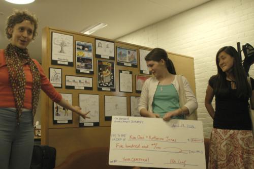 <i><font size=2>
<p>Katherine G. Jonas </font><font face=Times size=1>’</font><font size=2>08, center, and Kimberly Chen </font><font face=Times size=1>’</font><font size=2>08, winners of the Harvard "Certoon" Competition for their cartoon encouraging en