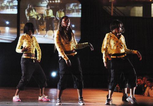 Harvard’s Thirteenth Annual Eleganza Fashion Show took place at the Bright Hockey Center on Friday. In addition
to the catwalk, the show featured a performances by student groups and guest Jadakiss