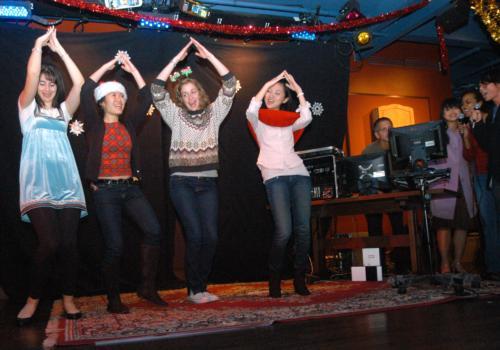 Students sang Marvin Gaye’s classic, “Ain’t No Mountain High Enough,” at the Cambridge Queen’s Head Pub last night as part of the Karaoke Night sponsored by the First Year Social Committee and the Freshman Dean’s Office.