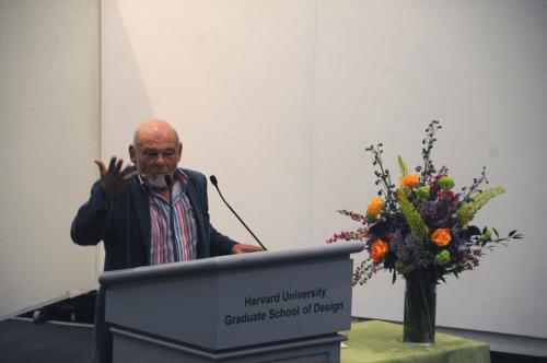Real estate and media mogul Sam Zell struck a bullish tone on the future of the U.S. economy at a speech at the Graduate School of Design's Gund Hall yesterday. 