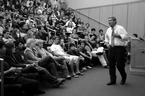 Tom Vilsack, a former governor of Iowa, encourages students to vote at the Harvard College Democrats introductory meeting yesterday.