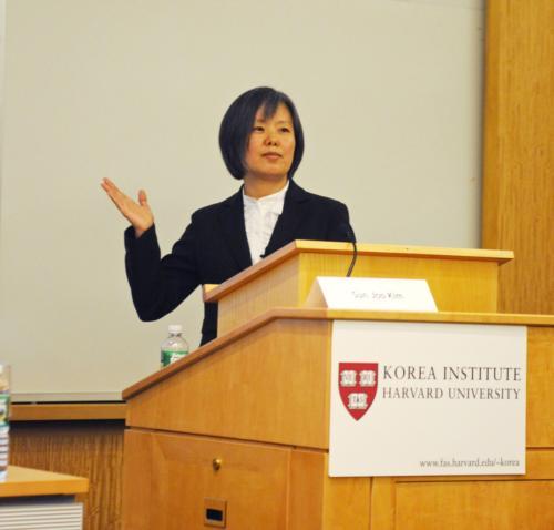 Professor Sun Joo Kim details the legacy and the work of Professor Edward W. Wagner ’49—a Korean studies pioneer—for the Korea Institute yesterday.