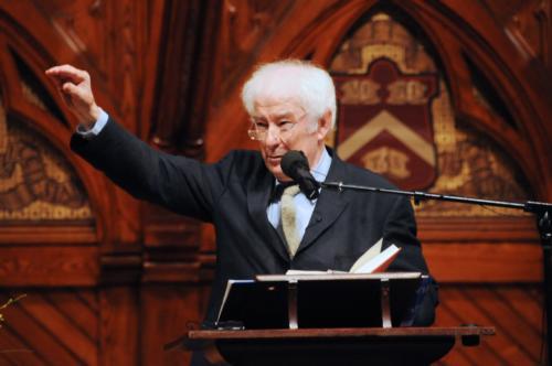 Seamus Heaney in 2008, reading his poem "Alphabets" in Sanders Theatre