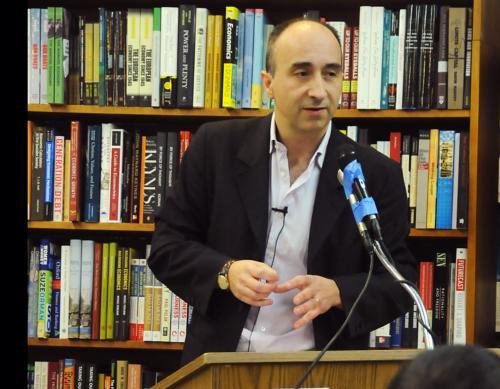 Harvard professor James Wood discusses his latest book, “How Fiction Works,” in a talk with local fans at the Harvard Bookstore last night.