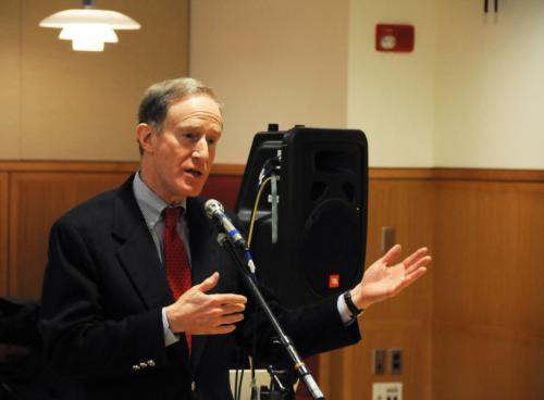 Professor Benjamin M. Friedman ’66 discusses the economic crisis and its implications for democracy at the
Harvard International Review’s launch party for its new issue.