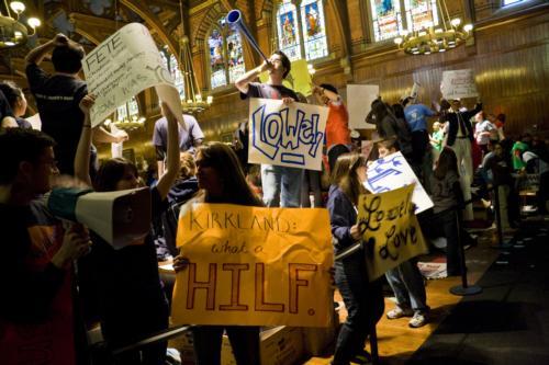 House residents cheer on the freshmen as they enter Annenberg for lunch.