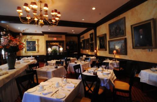 In light of an unstable financial situation, the Harvard Faculty Club, whose interior is pictured above, has 
invited students to dine as guests along with professors and alumni.  