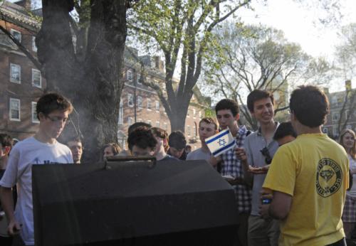 Students gather in the MAC Quad for a barbeque in celebration of Israel’s 61st birthday sponsored by Hillel and AEPi Fraternity.