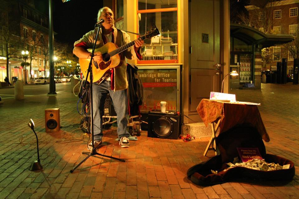 Ned Landin performs solo in the Pit of Harvard Square Sunday night. Cambridge will soon host its Folk Music
Festival and the performers are preparing to fill the Square with music.