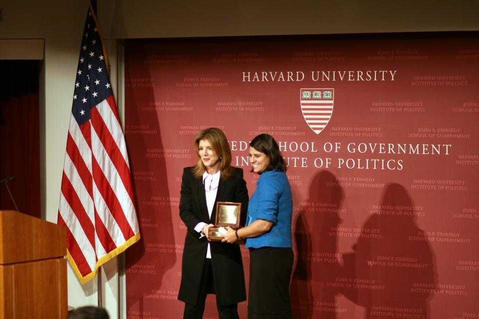 Writer and attorrney Caroline B. Kennedy ‘80 presents the John F. Kennedy New Frontier Award to Project HEALTH founder Rebecca Onie ’98.