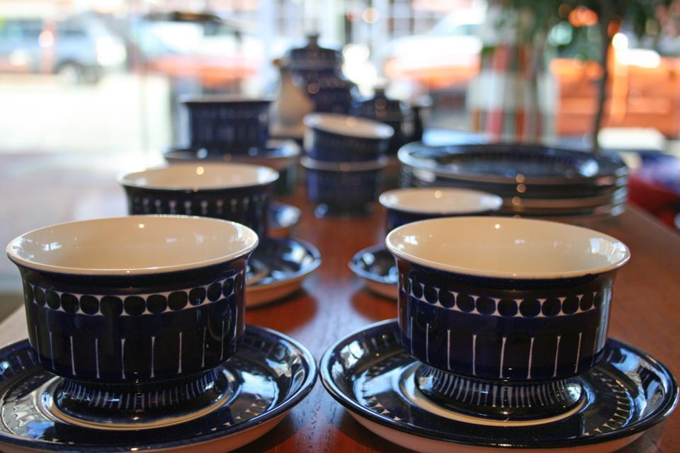 In addition to furniture, the D/R exhibit also features ceramic sets assembled from private collections.