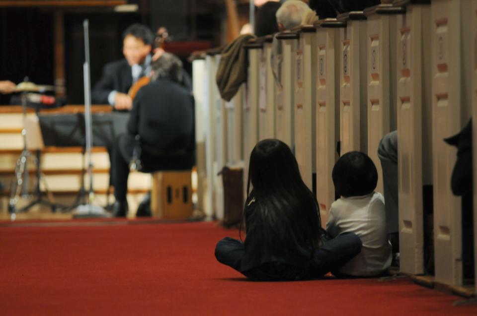 Original Publication Date: October 23, 2009

Children spilled into the main aisle of Memorial Hall yesterday to hear Yo-Yo Ma '76 perform with the Silk Road Ensemble and Harvard student musicians.