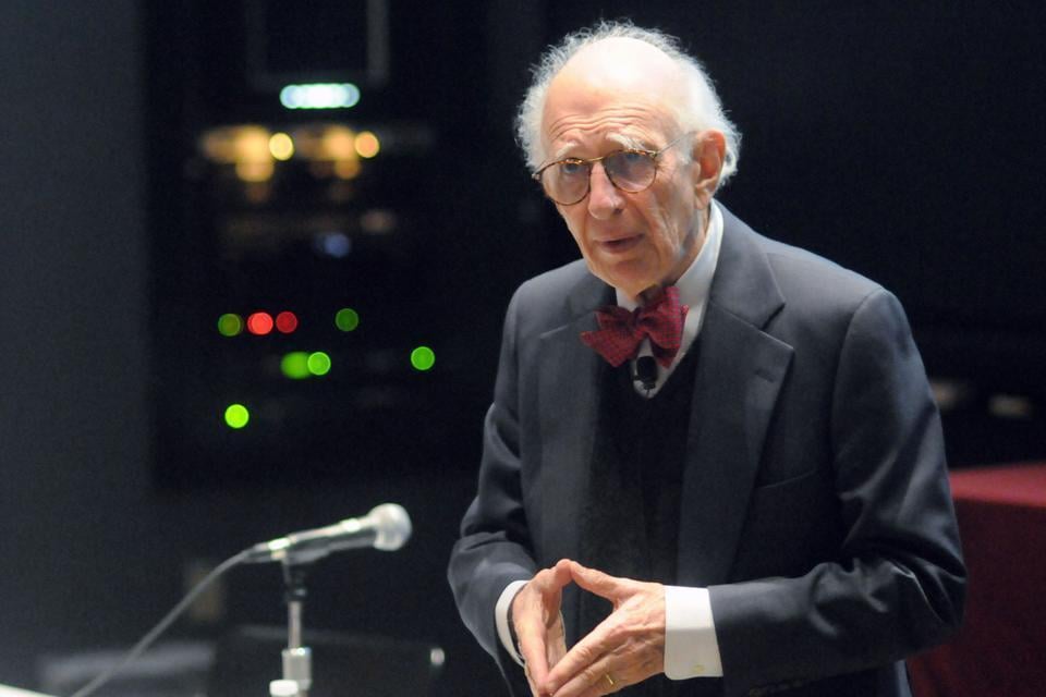Eric R. Kandel ’52 speaks about the biology of memory at the Science Center yesterday. The Nobel laureate discussed the molecular basis of memory and answered questions from curious attendees.