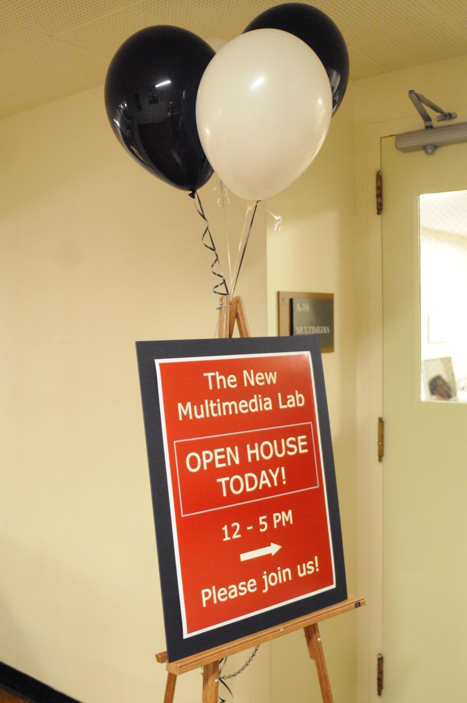 Lamont has a new Multimedia Lab offering students a wide range of software to help them produce multimedia assignments.  Located in Lamont A-20, the lab is open the same hours as Lamont. 