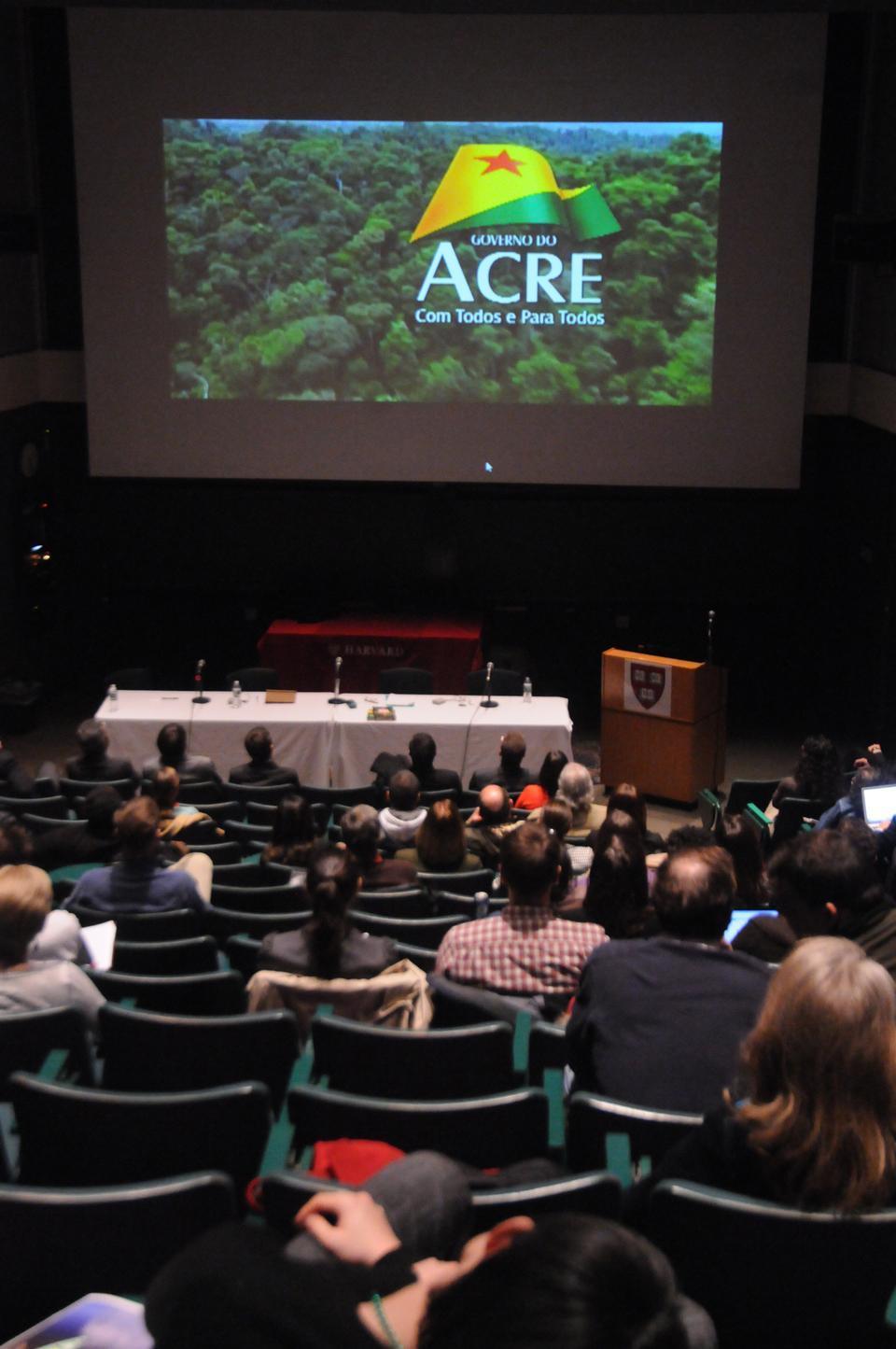 Brazilian politicians and Harvard professors discussed yesterday the challenges of conservation and development in the Amazon region.