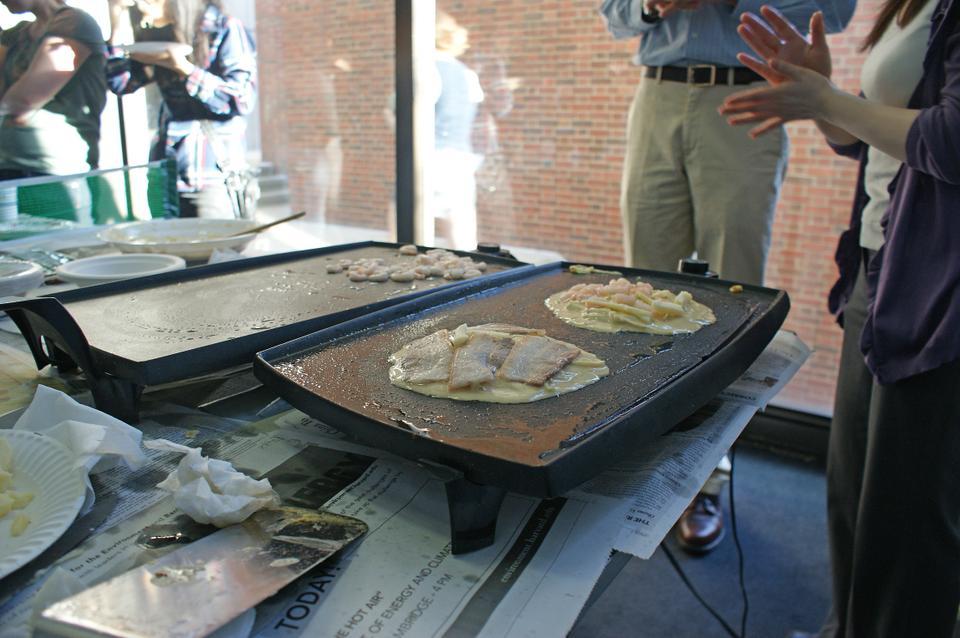 Students gathered in Mather Junior Common Room last Friday, April 2, 2010 for the “Okonomiyaki and Takoyaki Workshop” sponsored by the Harvard Japan Society.