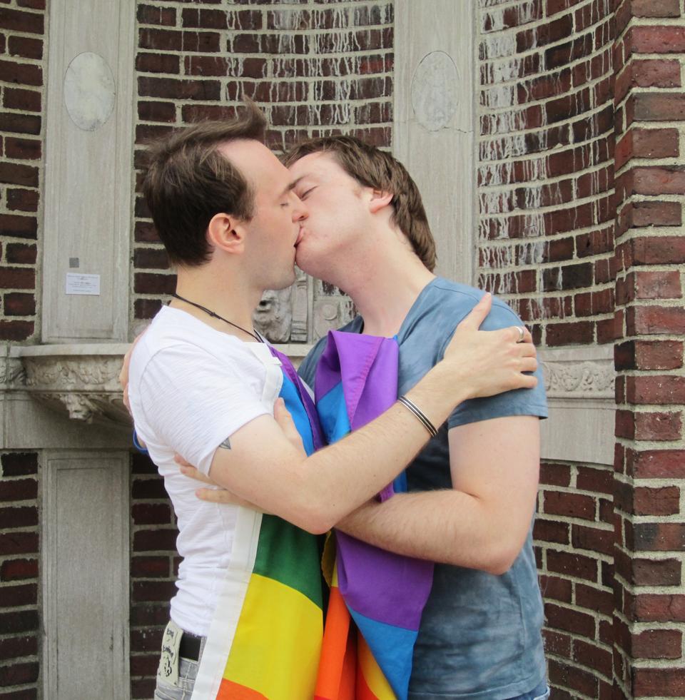 A Kiss-In was organized yesterday as a part of this month’s Gaypril celebration. The event was designed to make LGBT couples feel more at ease when publicly displaying their affection toward one another.