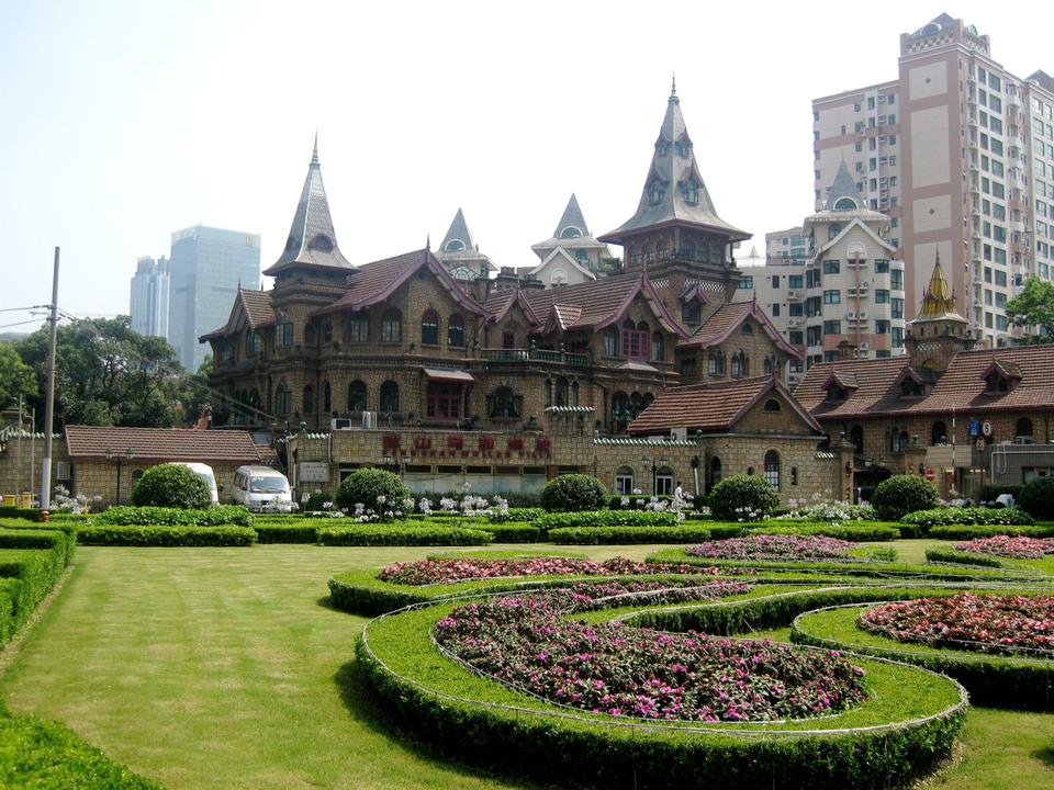Once the dream "castle" of the young daughter of a European expat in Shanghai, the Moller Villa is now a hotel, public garden, and popular place for couples to take photos.