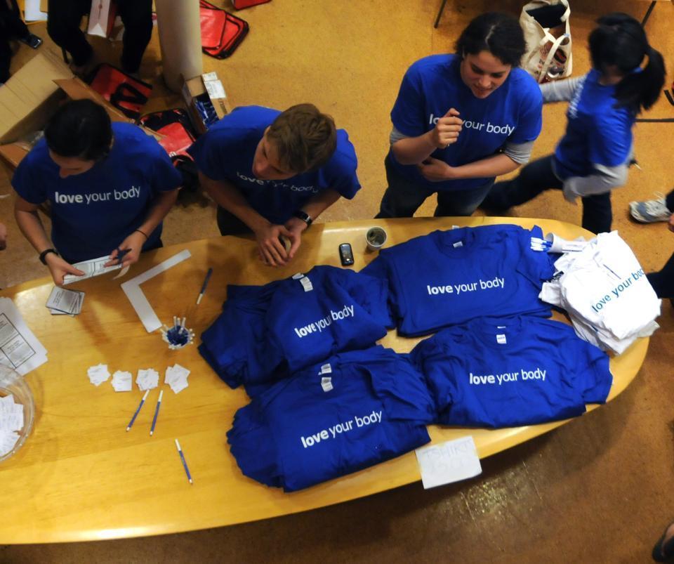 Members of Eating Concerns Hotline and Outreach (ECHO) host a Love Your Body Study Break in Ticknor Lounge last night.