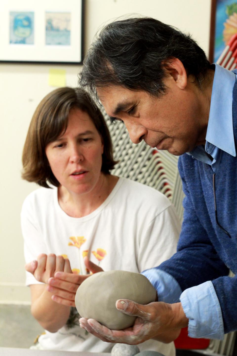 Master artist José Yamunaque teaches a Peruvian method of paddling a pot yesterday in the first of three classes focused on this traditional method handed down for generations.