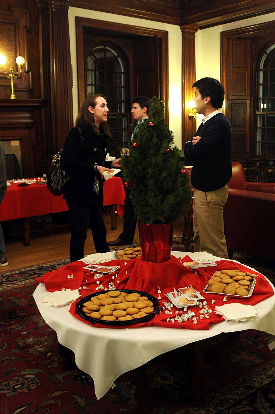 Freshmen talk to PBHA representatives about the student-run public-service programs at PBHA. Students from Oak Yard were invited to one of the study breaks that PBHA will host for freshman this semester. 