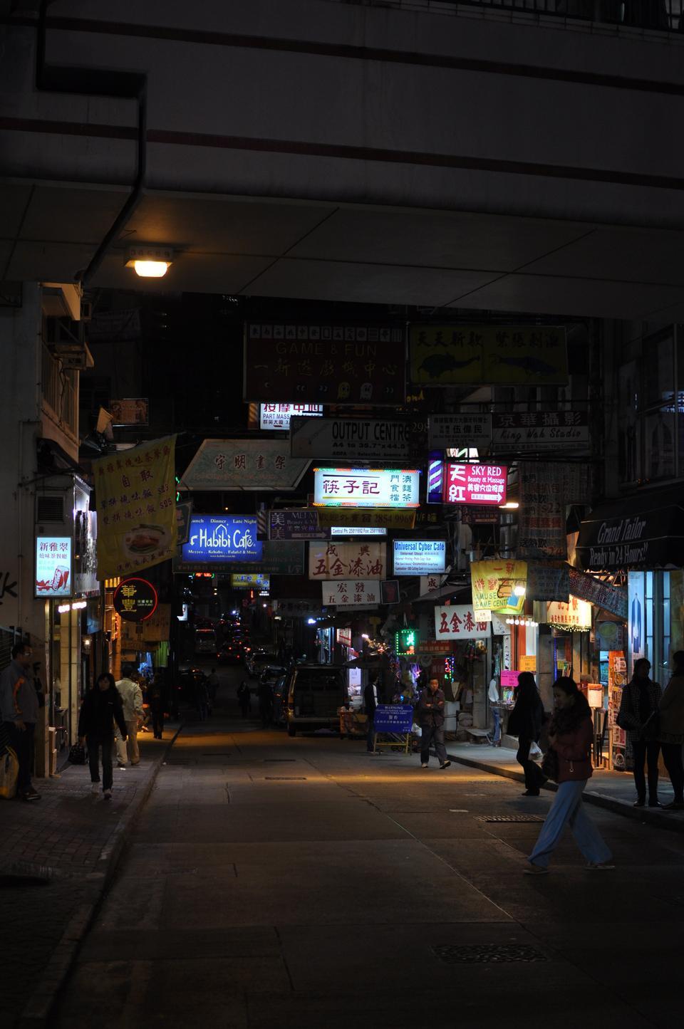 After work, many expatriates and tourists flock to Sheung Wan to dine on international cuisine.
