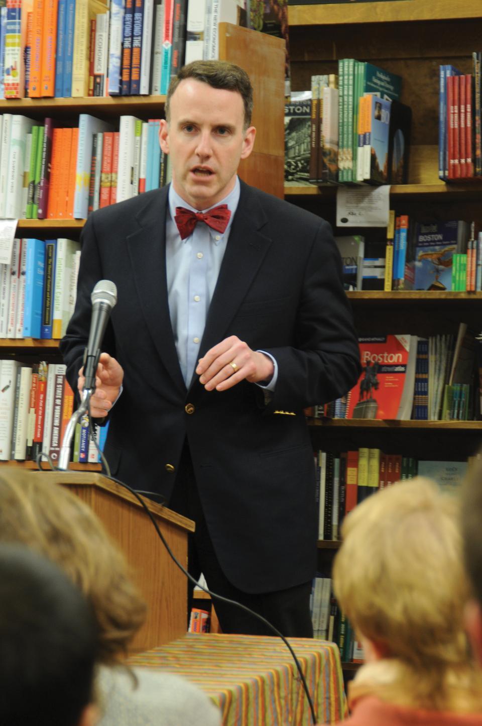 Economics professor Edward Glaeser discusses his new book, "Triumph of the City," at the Harvard Book Store last night.