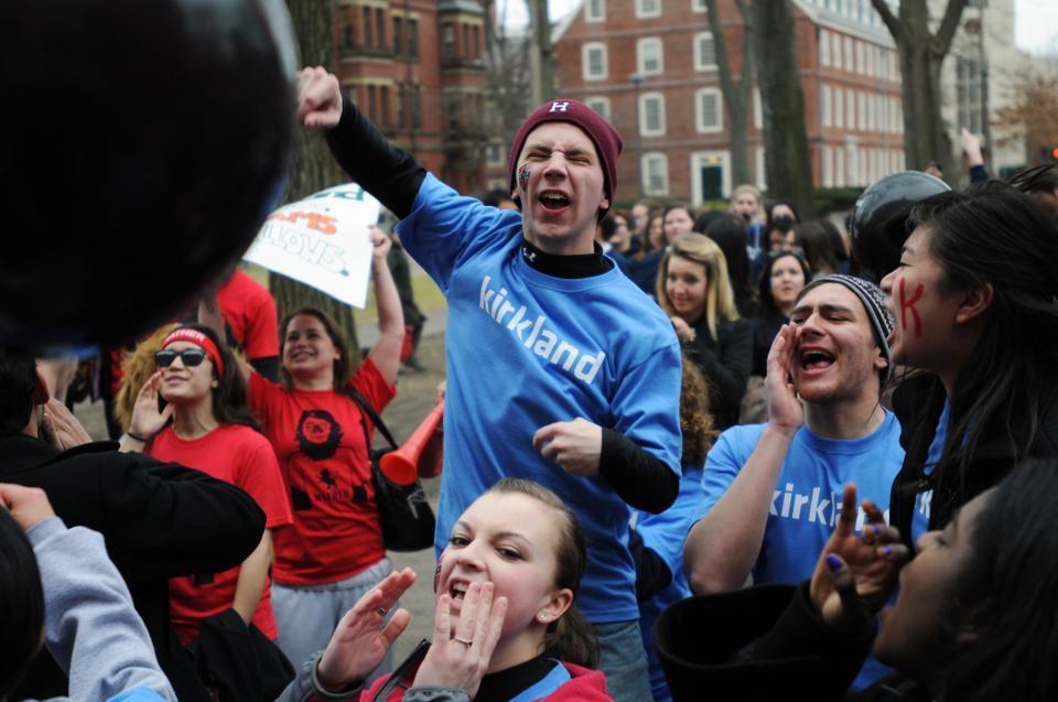 Kirkland House upperclassmen gather outside of Annenberg to welcome the new members of their House with cheers.