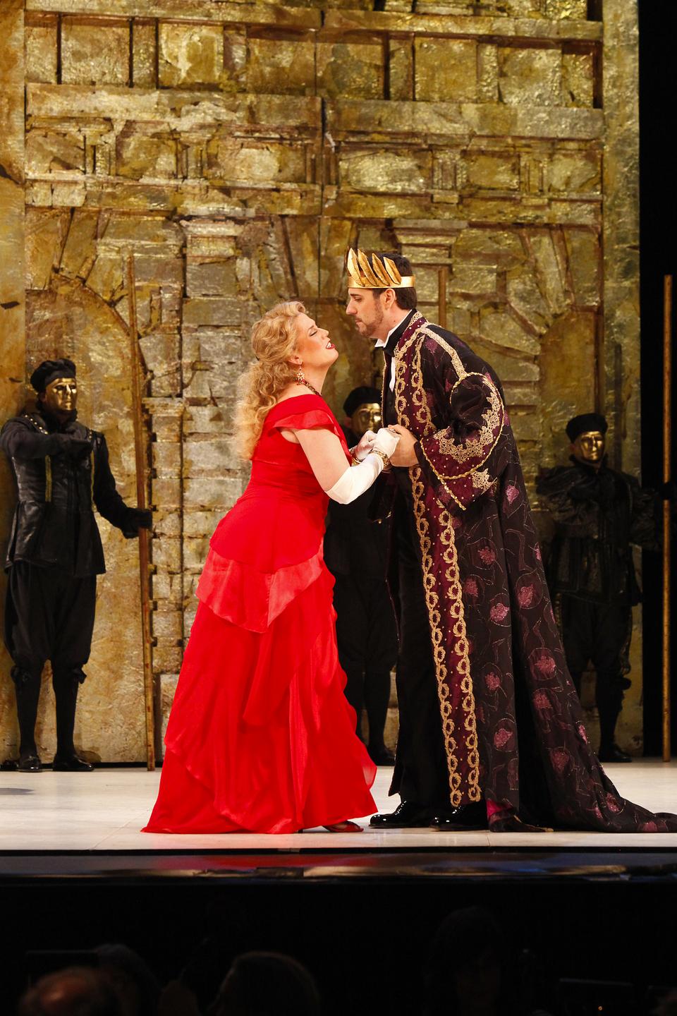 Nero’s scheming mother Agrippina (Caroline Worra) pleads with the Emperor Claudio (Christian Van Horn).
