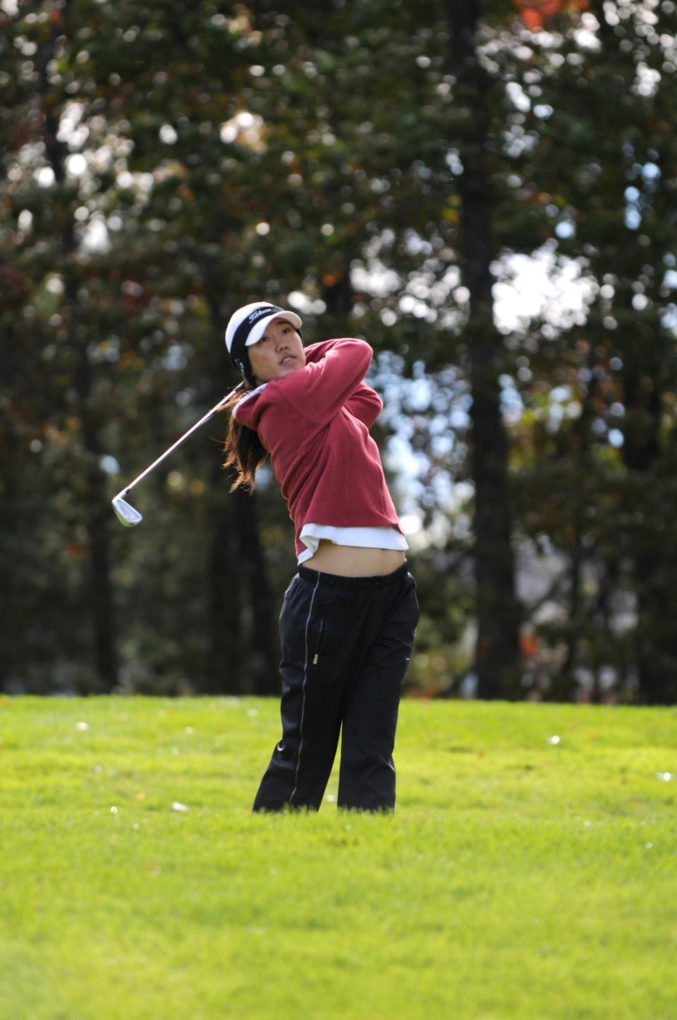 Rookie Bonnie Hu, shown here in earlier action, and captain Mia Kabasakalis both earned top-25 finishes at the Hoya Invitational. Hu, who was named a Freshman to Watch by Golfweek Magazine, shot an 80 in the second round to propel herself to a 24th place finish, while Kabasakalis finished 22nd.