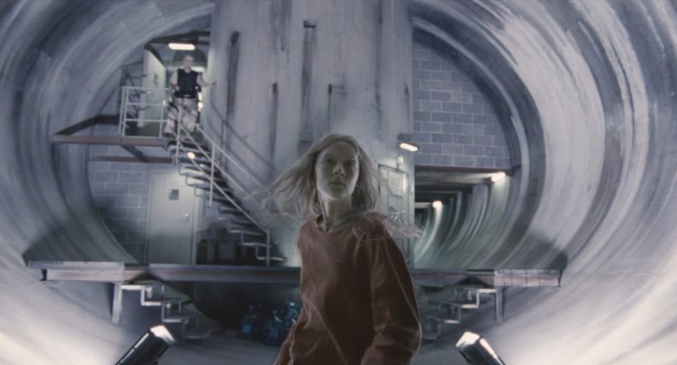 Saoirse Ronan plays Hanna, a girl who confronts the world after being raised as an assassin by her fugitive father.