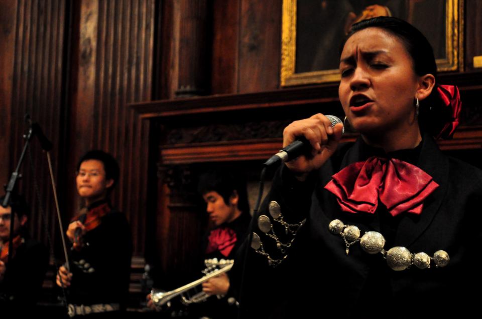 Natalí Alcalá-Moreno ‘12 sings for the Mariachi Veritas in honor of their tenth year as a Harvard organization.