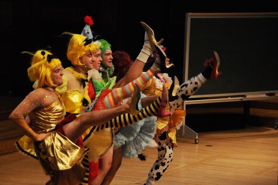 The Hasty Pudding Theatricals group performed briefly during Economics 10 lecture prior to the walk out. 