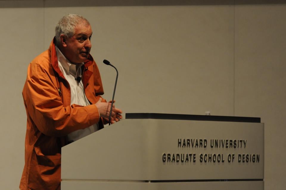 Revered epistemologist Errol Morris explains his investigative journalistic methods to his audience at the Harvard Graduate School of Design Piper Auditorium yesterday evening.