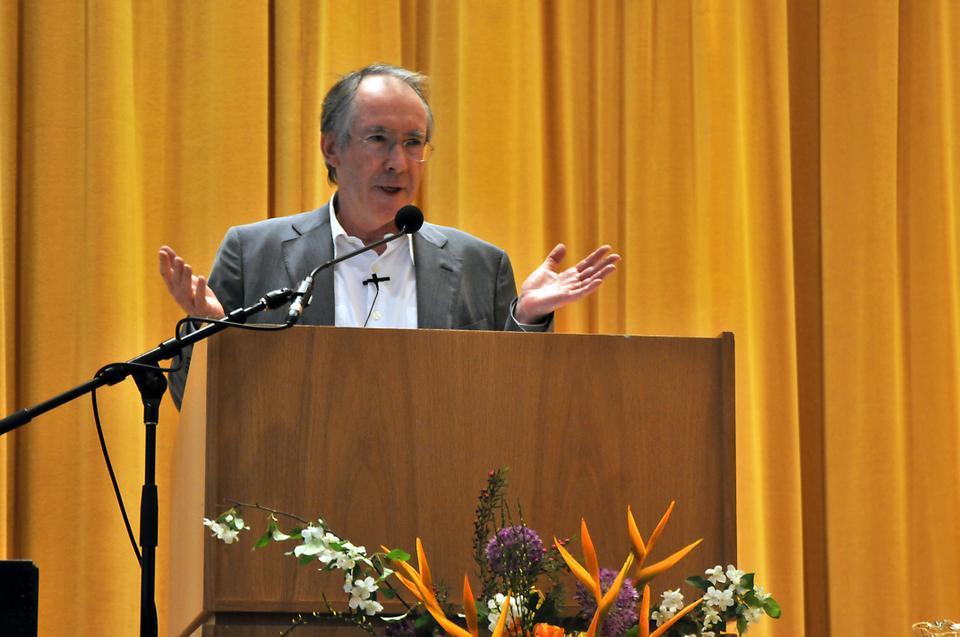 British novelist Ian McEwan delivers his lecture “The Lever: Where Novelists Stand to Move the World,” at the inaugural Rita E. Hauser Forum sponsored by the Mahindra Humanities Center.