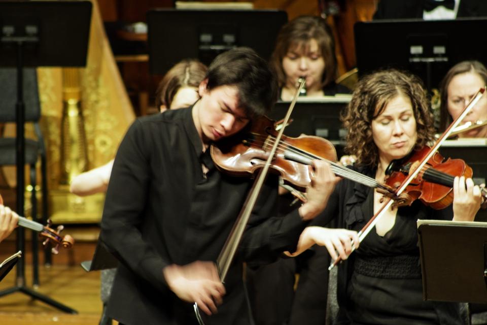 Stefan Jackiw performs a solo in Sergei Prokofiev’s “Violin Concerto No. 2 in G Minor, Op. 63” during the Boston Philharmonic Orchestra’s performance October 28 in Sanders Theatre.